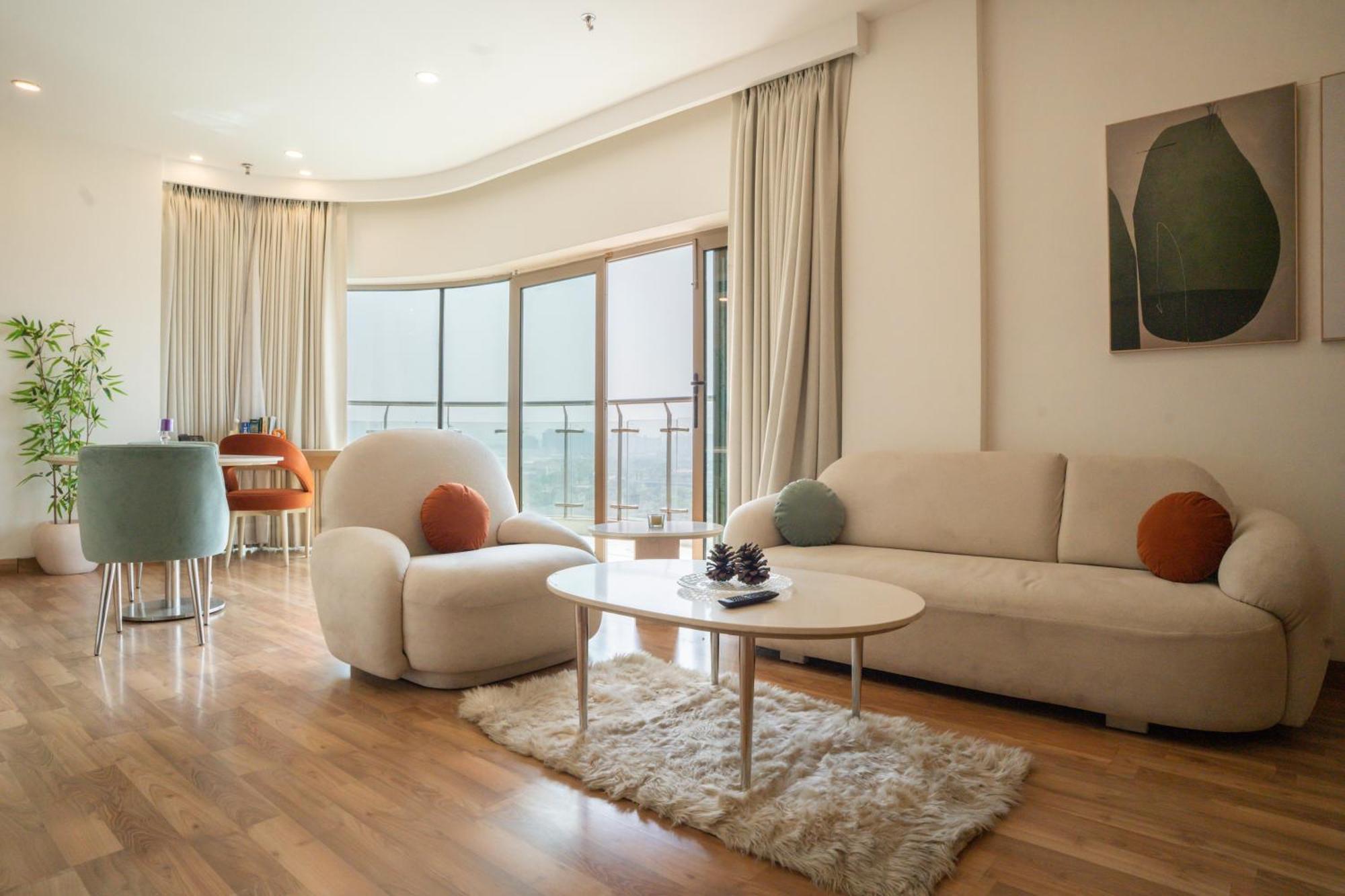 Ar Suites Klj Square Гургаон Экстерьер фото