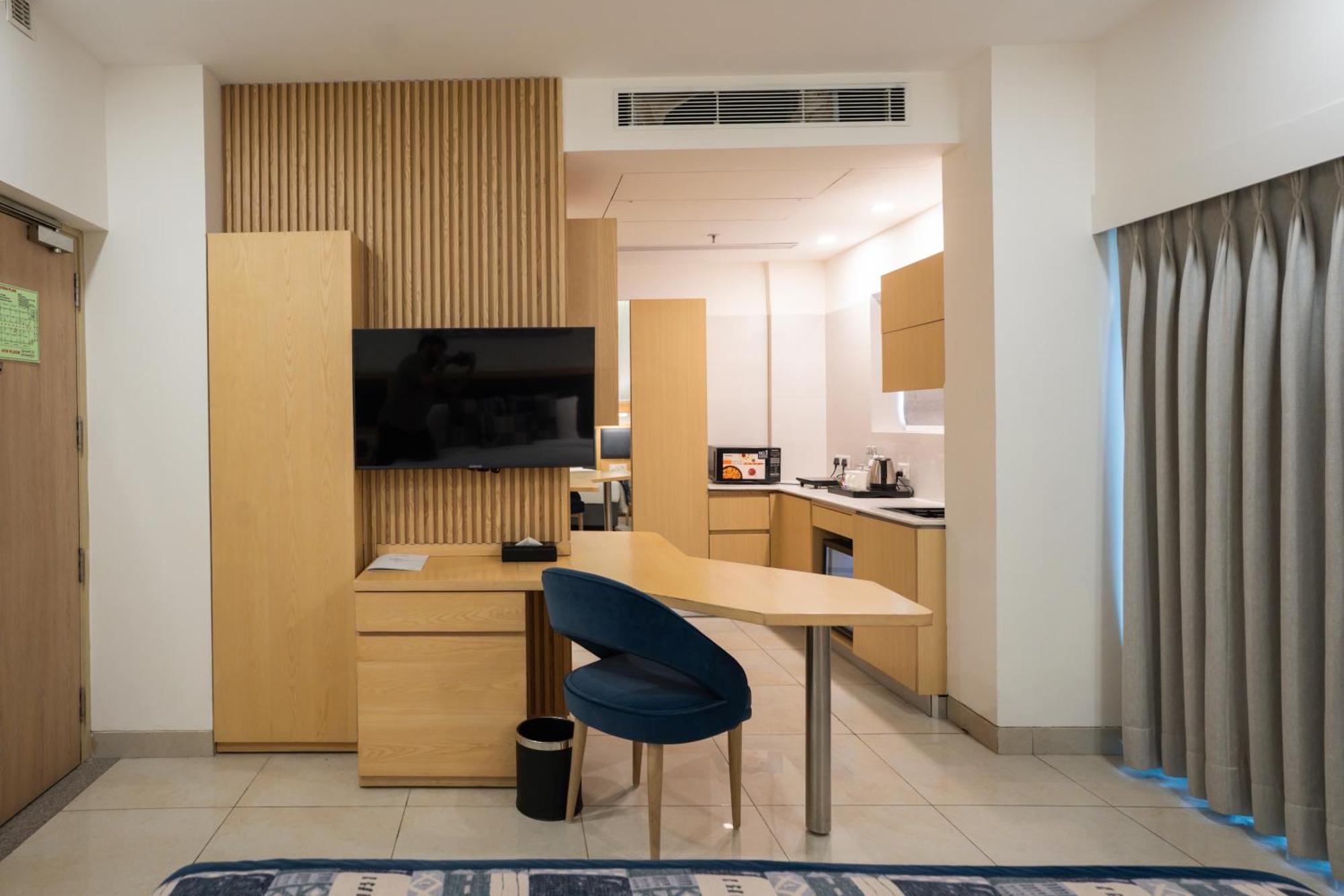 Ar Suites Klj Square Гургаон Экстерьер фото