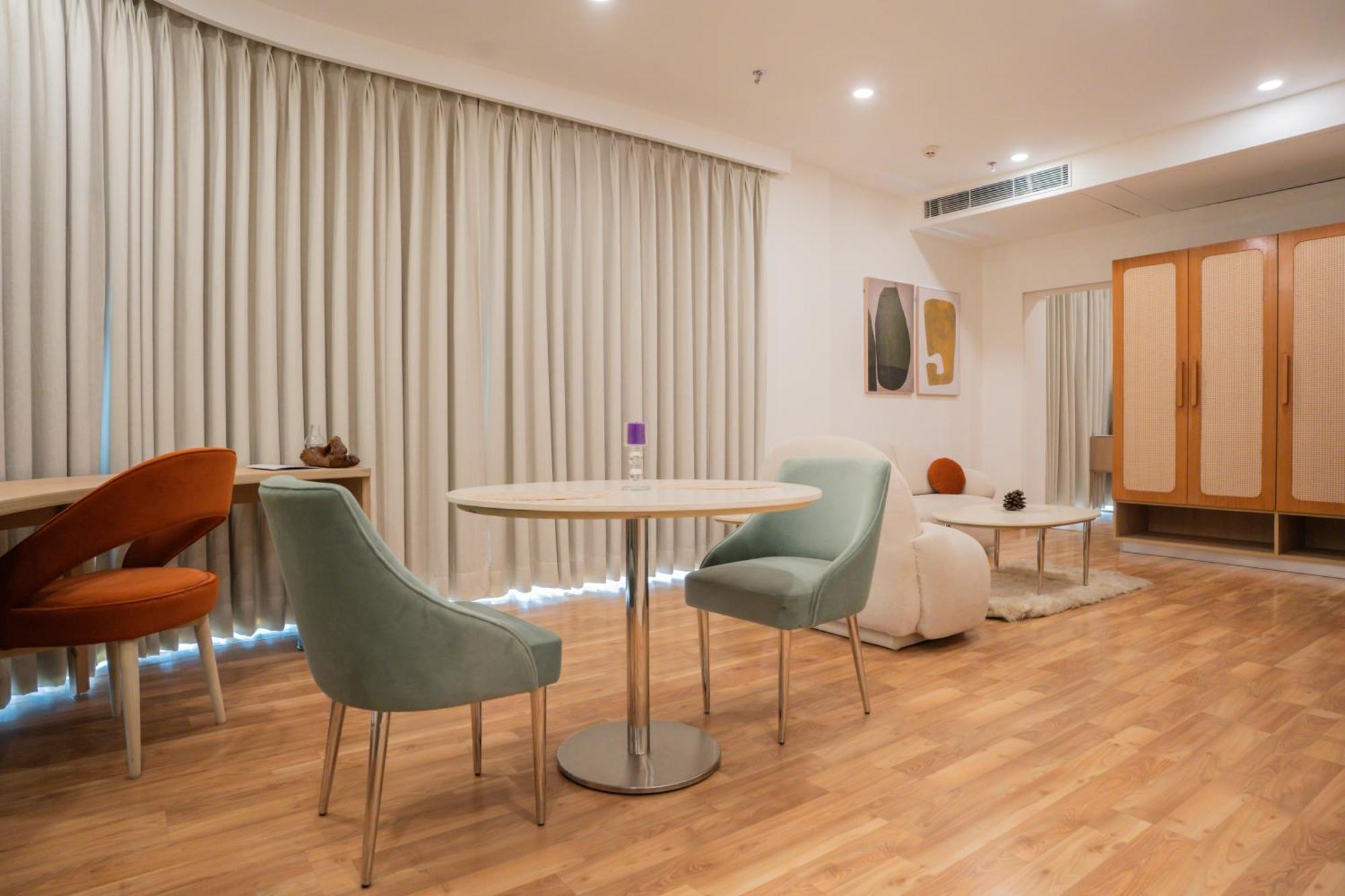 Ar Suites Klj Square Гургаон Экстерьер фото