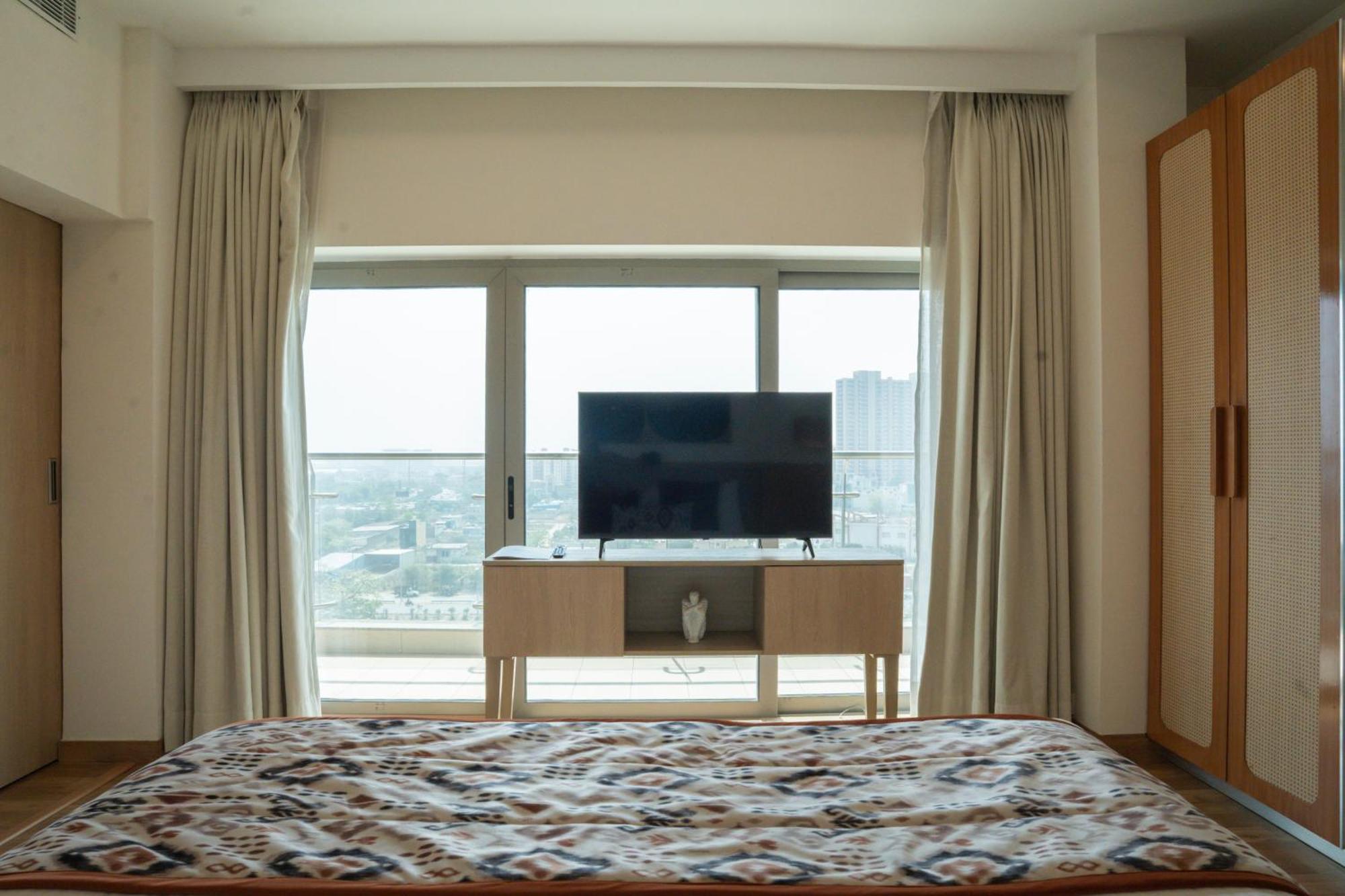 Ar Suites Klj Square Гургаон Экстерьер фото