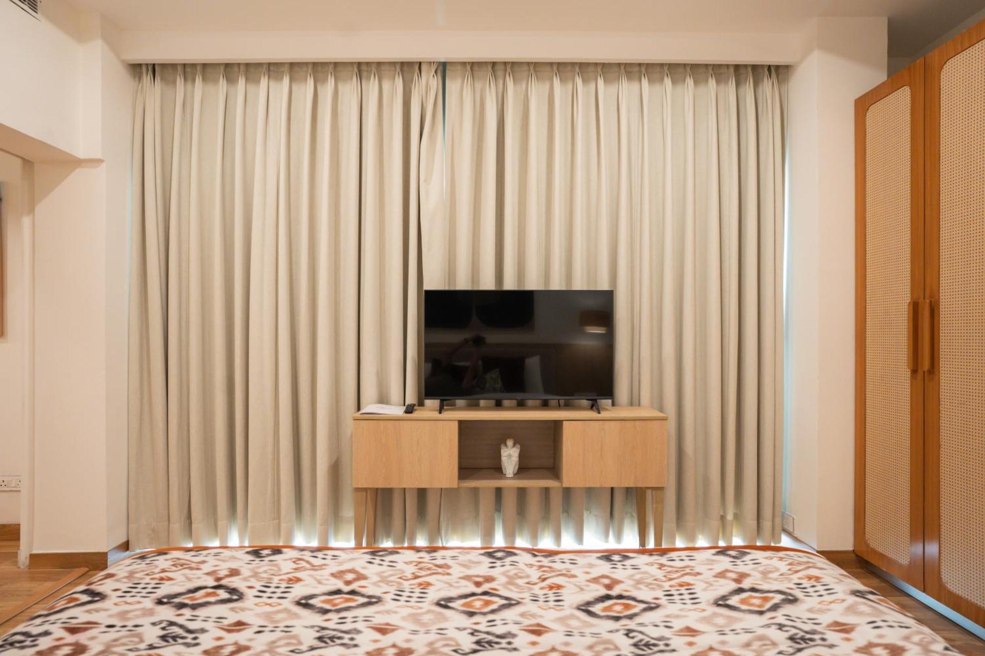 Ar Suites Klj Square Гургаон Экстерьер фото
