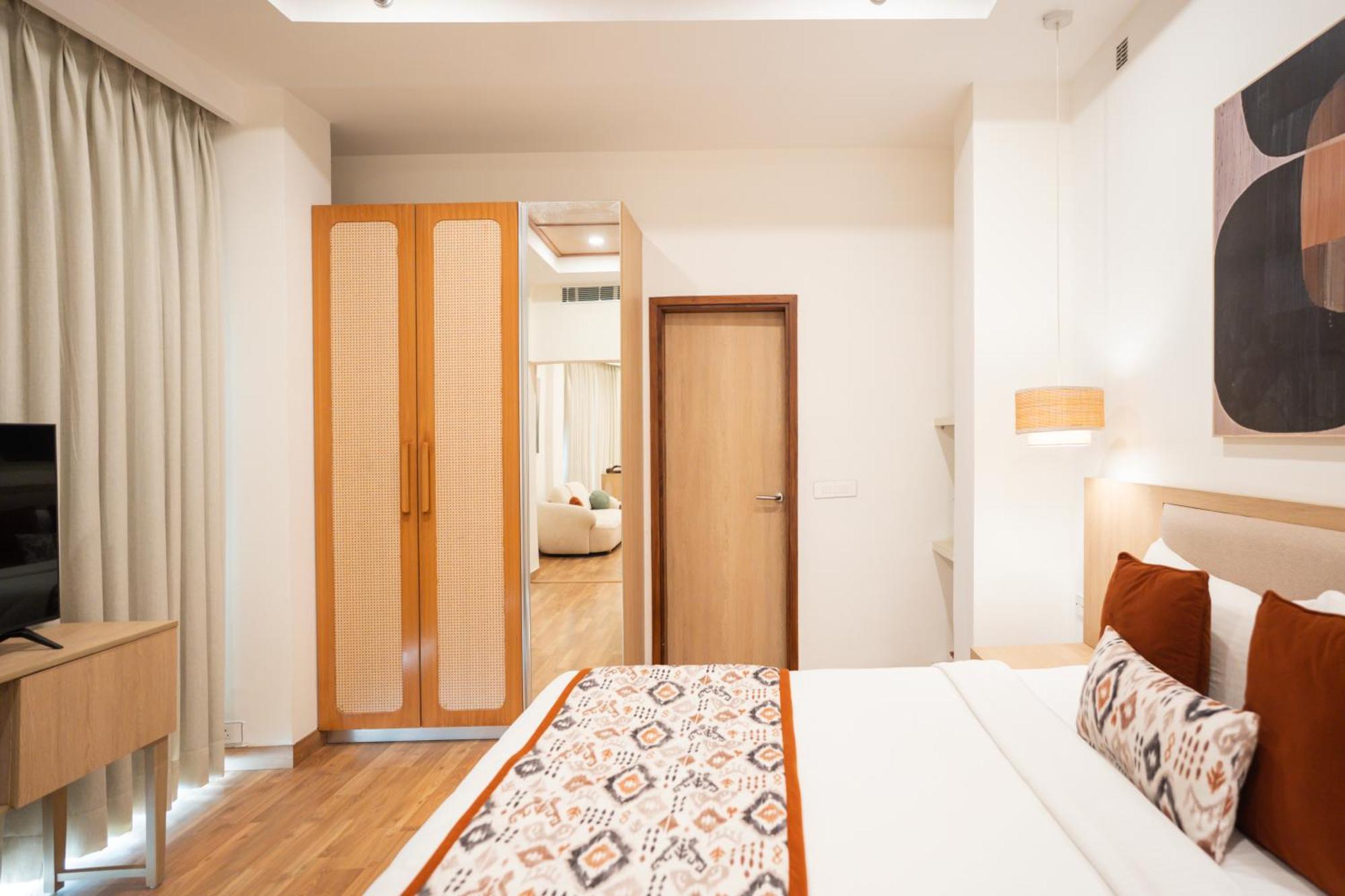 Ar Suites Klj Square Гургаон Экстерьер фото