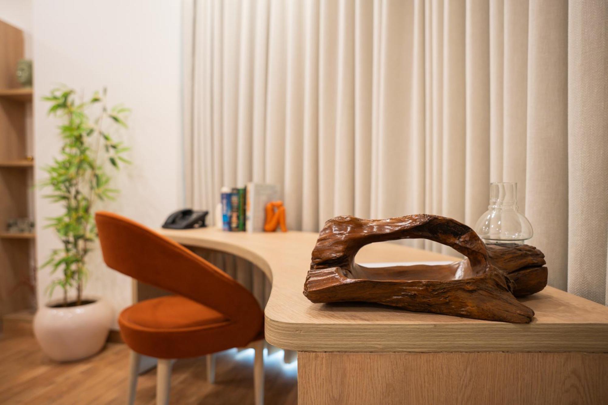 Ar Suites Klj Square Гургаон Экстерьер фото