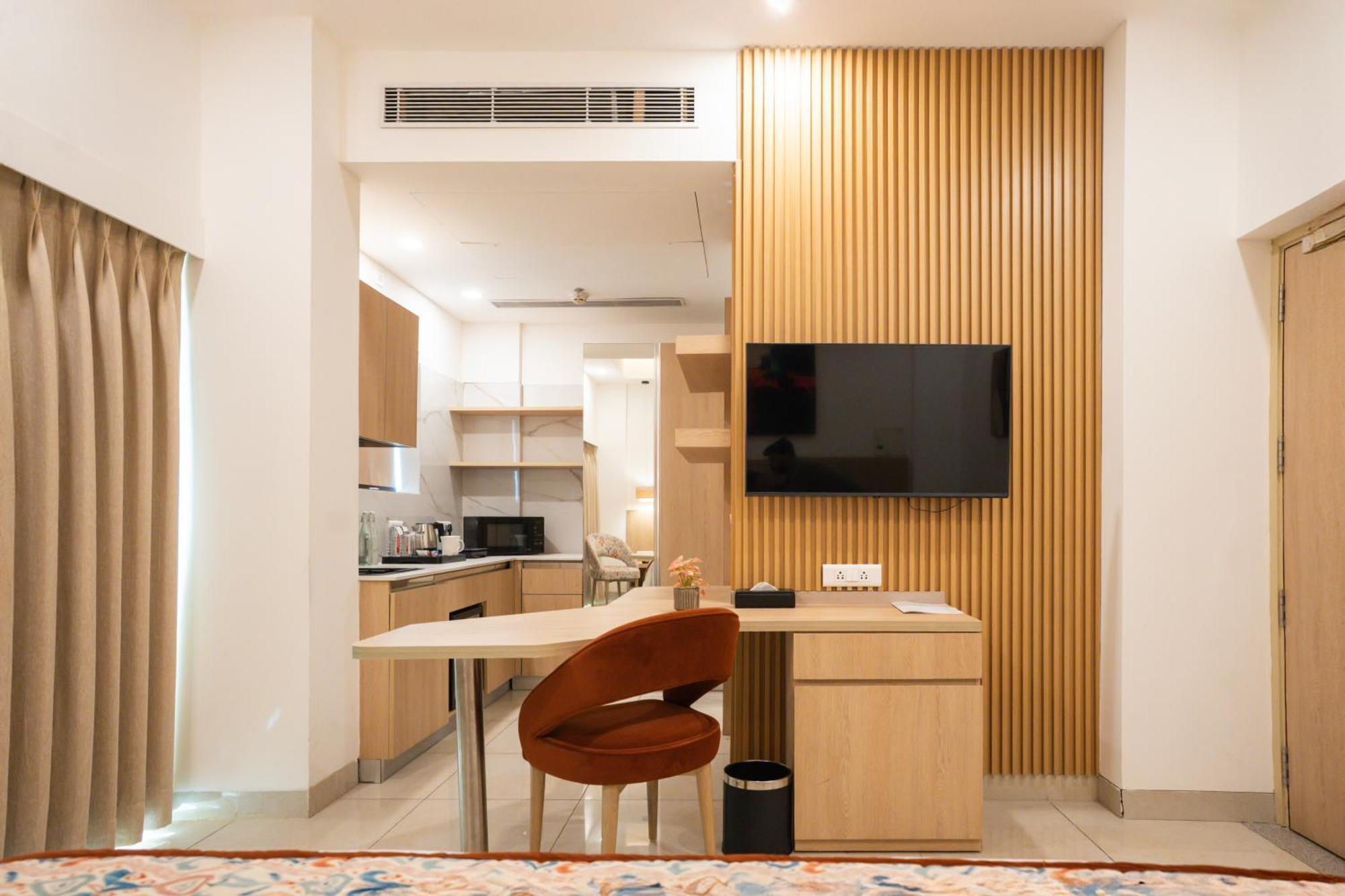 Ar Suites Klj Square Гургаон Экстерьер фото
