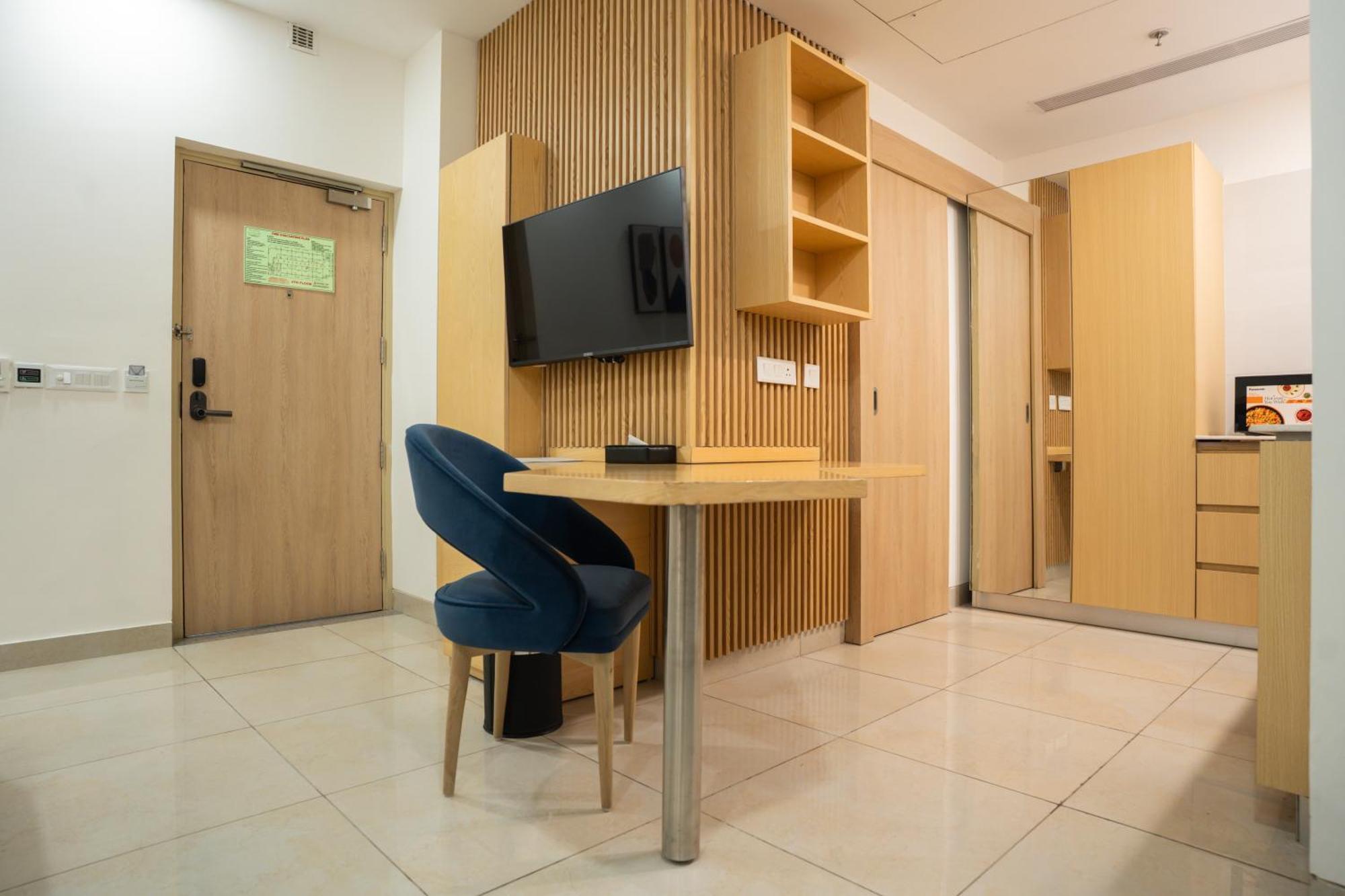 Ar Suites Klj Square Гургаон Экстерьер фото
