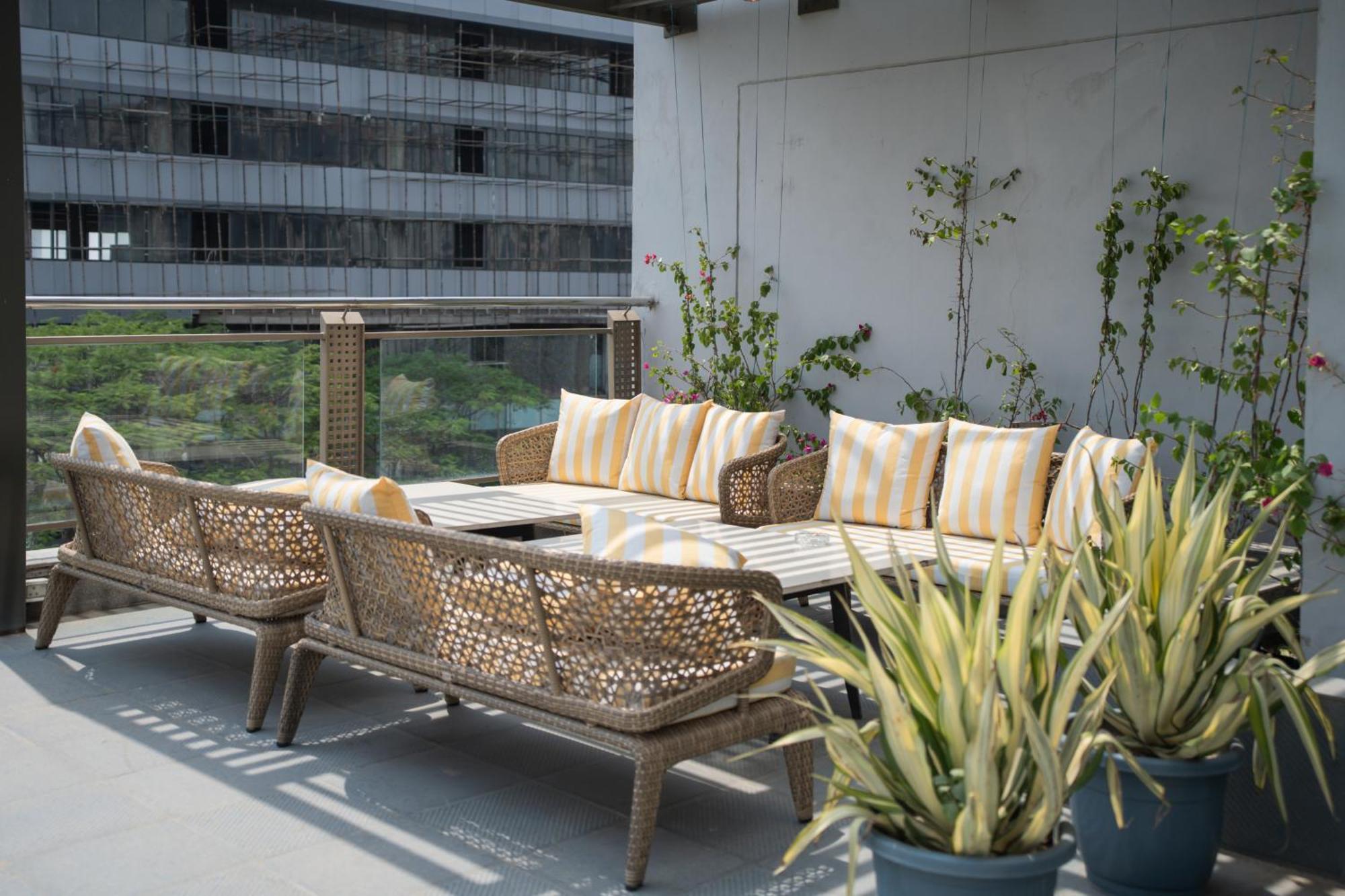 Ar Suites Klj Square Гургаон Экстерьер фото