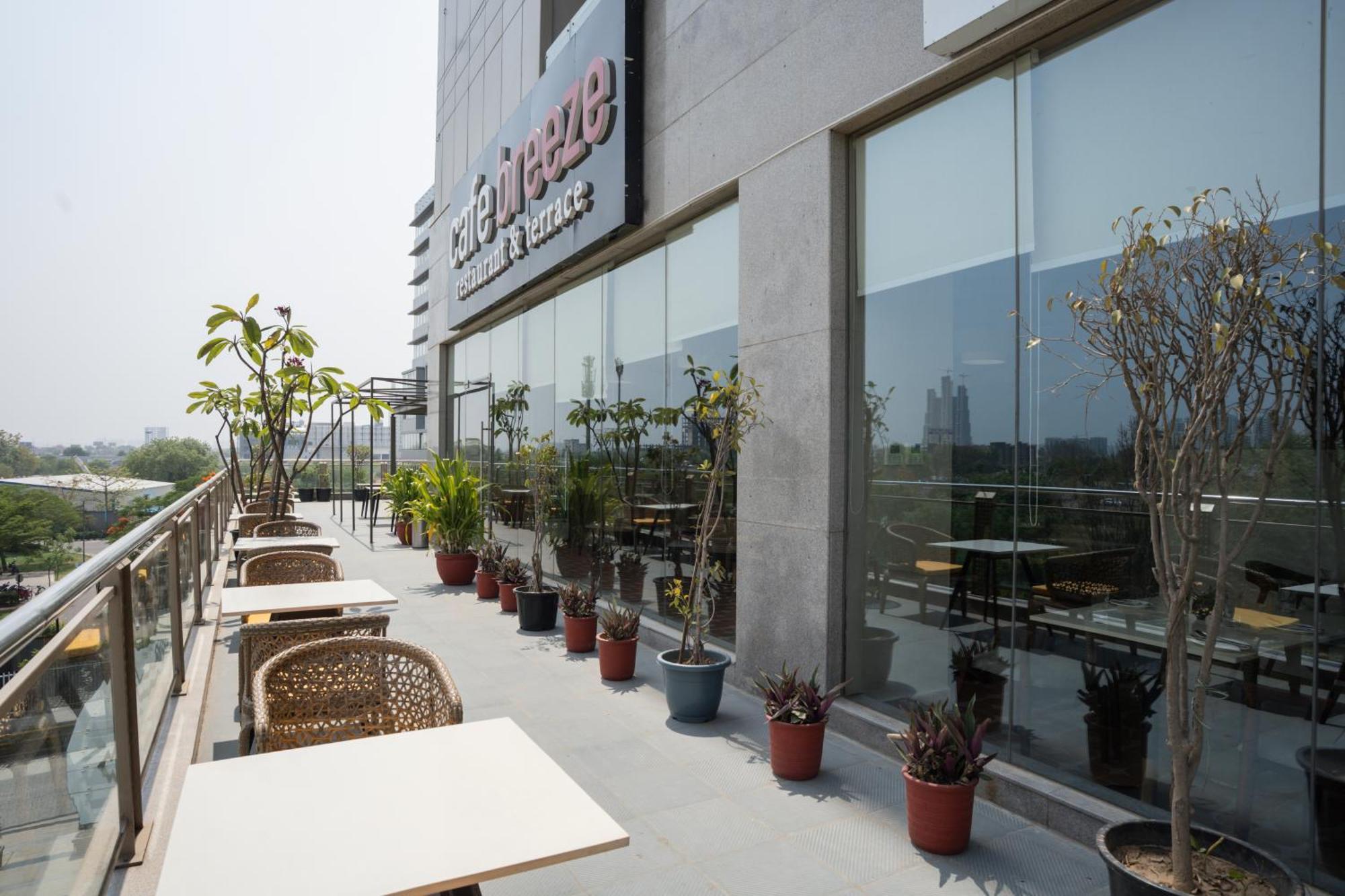 Ar Suites Klj Square Гургаон Экстерьер фото