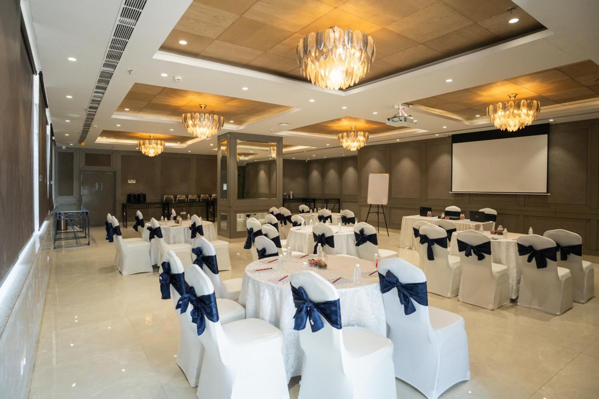 Ar Suites Klj Square Гургаон Экстерьер фото