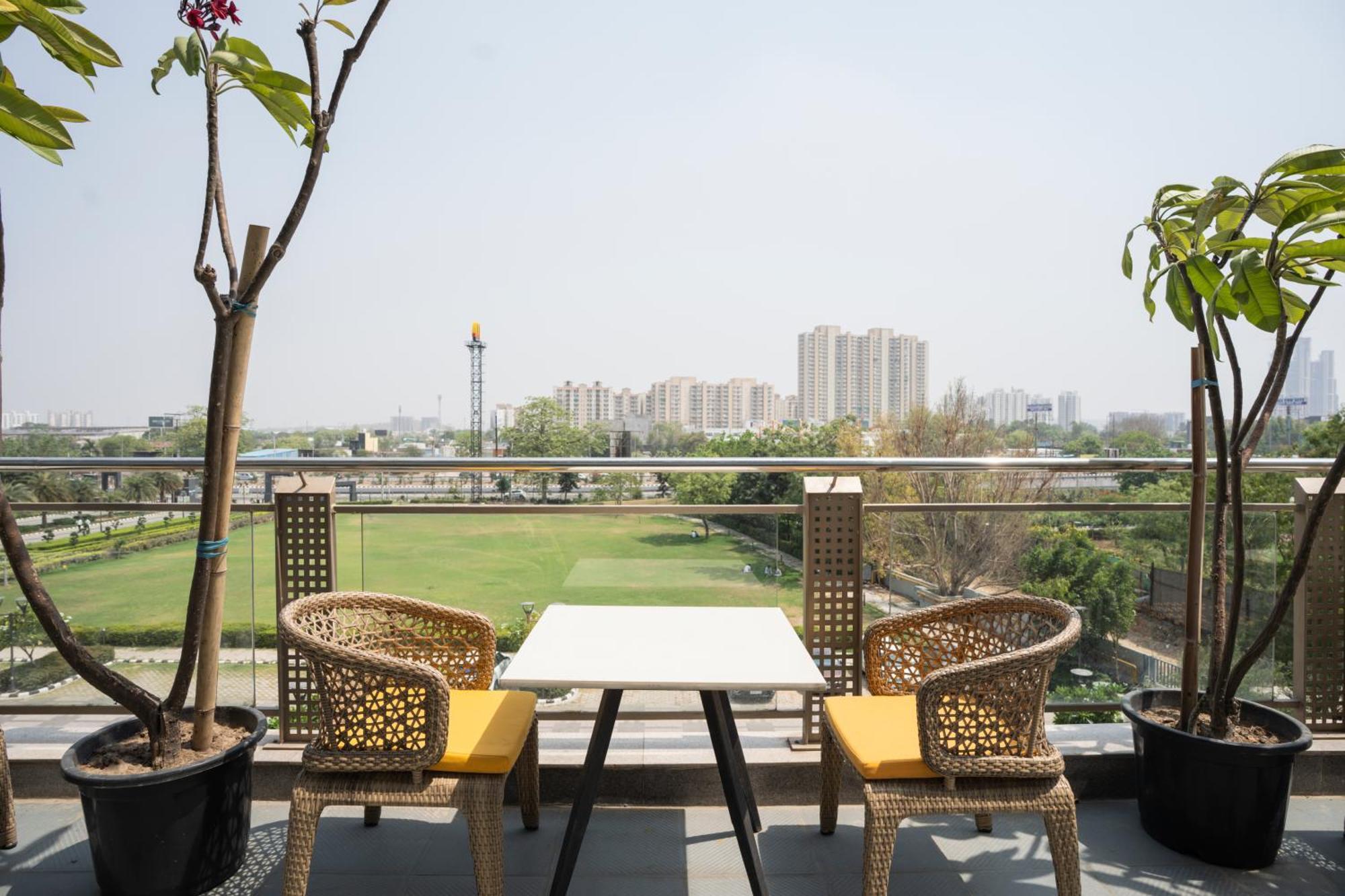 Ar Suites Klj Square Гургаон Экстерьер фото