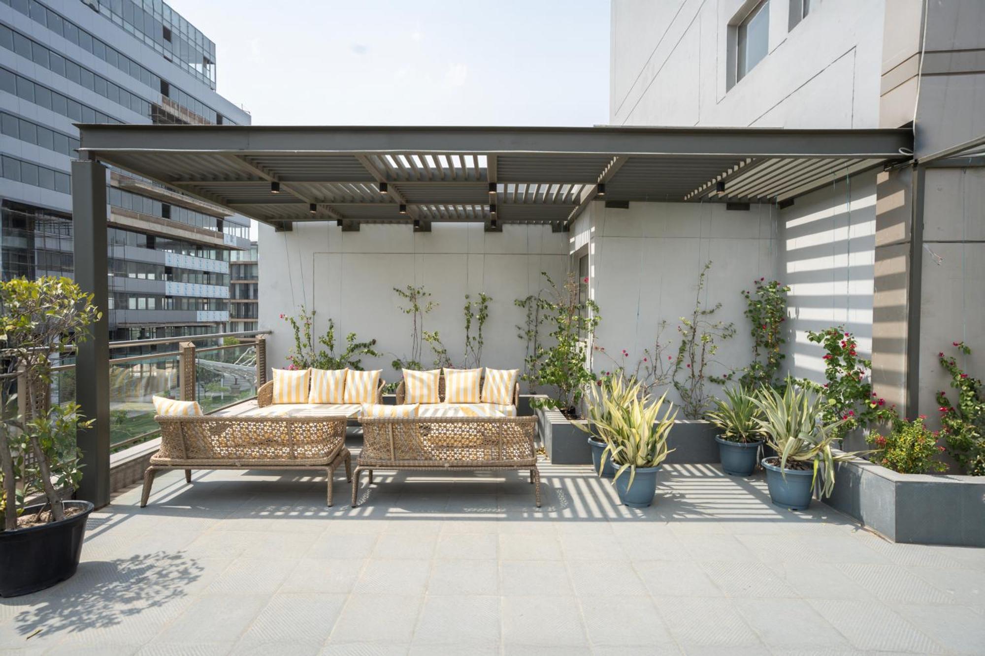 Ar Suites Klj Square Гургаон Экстерьер фото