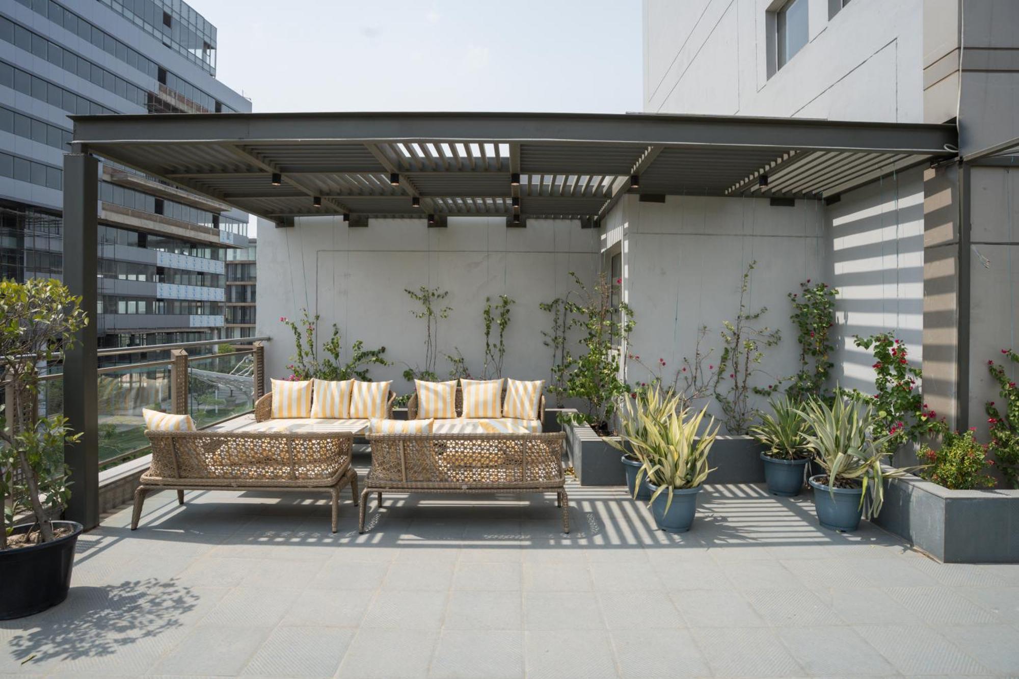 Ar Suites Klj Square Гургаон Экстерьер фото