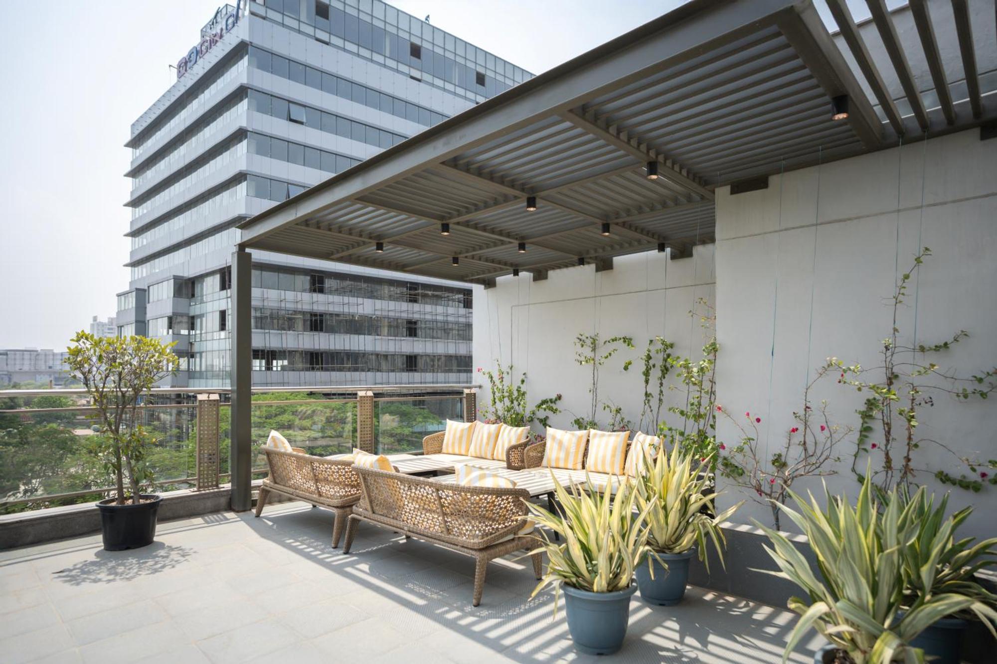 Ar Suites Klj Square Гургаон Экстерьер фото