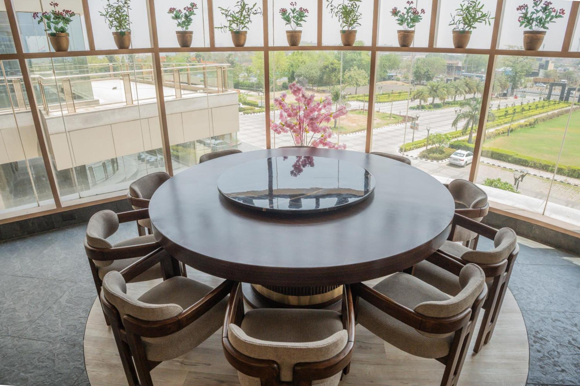Ar Suites Klj Square Гургаон Экстерьер фото